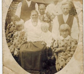 12.	Mszana przedwojenna była głównie miejscowością rolniczą. Rodzina Szarków przed domem przy ul.Starowiejskiej w Mszanie Dolnej, lata 20-te XX w, fot. archiwum rodzinne państwa Szarków z Mszany Dolnej