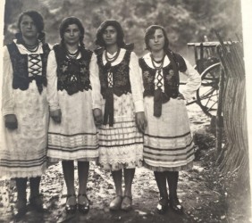 13.	Dziewczęta z Mszany Dolnej w strojach ludowych, fot. z archiwum rodziny Schwitzerów, Helen Krag