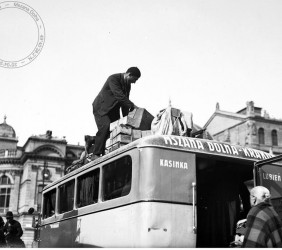 16.	Kierowca pakuje bagaże pasażerów do Mszany Dolnej, dworzec autobusowy Kraków, Narodowe Archiwum Cyfrowe