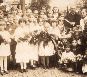 26.	Dzieci pierwszokomunijne z katechetą ks.Uczniakiem, Mszana Dolna 1295, fot. z archiwum prywatnego Henryka Zdanowskiego