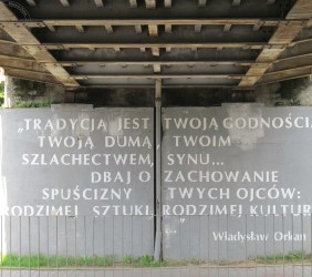 32.	Mural mszańskich aktywistów pod wiaduktem kolejowym – sentencja Władysława Orkana, lokalnego poety, Mszana Dolna, 2019r. fot. Urszula Antosz-Rekucka