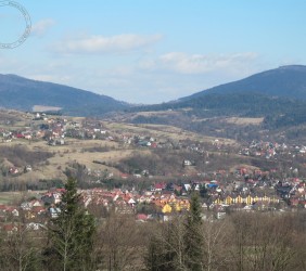 35.	Osiedle przy ul. Krakowskiej w Mszanie Dolnej, widok z Zarabia, 2020 r., fot.Urszula Antosz-Rekucka