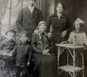 Weissbergerowie: Stoją Samuel i Hanna, przed nimi siedzi matka Samuela, Malka. Od lewej Kuba, Lopek, z prawej Lola. Nie ma jeszcze urodzonej w 1921 r. Lusi