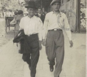 Kuba Weissberger (z prawej) z przyjacielem, prawdopodobnie Dudkiem Langsamem