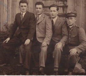 Kuba Weissberger (drugi z prawej) prawdopodobnie z kuzynami 