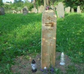 Drewniana macewa od Fundacji 