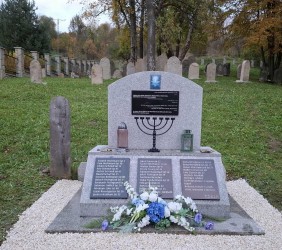 Postawiony na 80. Rocznicę Zagłady w Mszanie Dolnej, pomnik dla tu spoczywających Ofiar