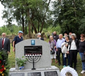 Potomkowie mszańskich Żyd&oacute;w przy macewie-pomniku. Obchody 80. Rocznicy Zagłady w Mszanie Dolnej, 2022 r.