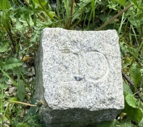 Słupki granitowe w inskrypcją "Pe-nun" - tu pochowany