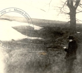 Abraham/Roman Borger odmawia Kadisz nad miejscem spoczynku swoich bliskich na Pańskim w Mszanie Dolnej. Z archiwów rodziny Borgerów