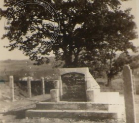 Pomnik na Pańskim z widocznymi jeszcze 2 dębami, przy których odbyła się egzekucja 19.08.1942 r. Ze zbiorów rodziny Borgerów