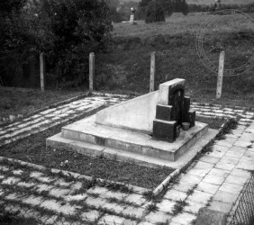 Widok pomnika z pierwotną wersją tablicy. Ze zbiorów rodziny Borgerów