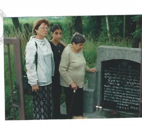 Golda Borger z córką Szoszaną i wnuczką Shiri na Pańskim gdzie spoczywają jej rodzice Róża i Lipman Borgerowie z synem Bernardem. Ze zbiorów rodziny Borgerów