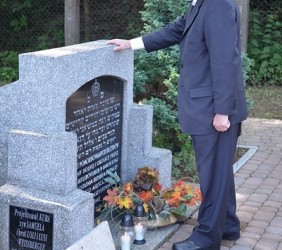 Moses Aftergutt przy pomniku na Pańskim. W masowej egzekucji 19.08.1942 zamordowano jego rodzinę. Zdjęcie autorstwa Stanisława Rząsy