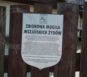 Tabliczka z informacją o miejscu pamięci przy dojściu od ul.L.Mroza