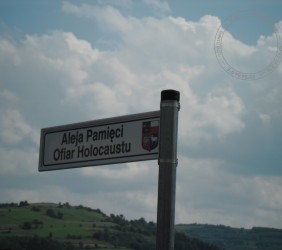 Tablica z nazwą Alei Pamięci Ofiar Holokaustu, przy ostatniej drodze mszańskich Żydów na śmierć