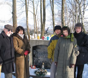 Dzień Pamięci Ofiar Holokaustu przy pomniku na pańskim, 2009 r. Fot. Marek Rekucki
