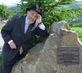 Moses Aftergutt przy pamiątkowym kamieniu u wejścia na Al.Pamięci Ofiar Holokaustu. Fot. Stanisław Rząsa