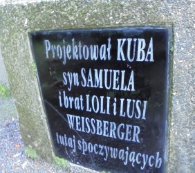 Adnotacja z boku postumentu z informacją o autorze pomnika