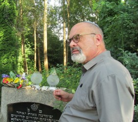 Saul Chapnick, potomek mszańskiej rodziny Gellerów przy pomniku zamordowanych 