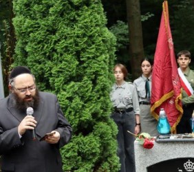 Avraham Taylor przy odnowionym pomniku wykonuje El Mole Rachmim podczas uroczystości 80. Rocznicy zbrodni