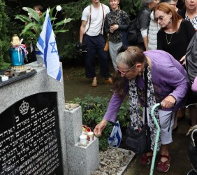 Córka fundatora i projektodawcy pomnika, Hanna Weissberger, podczas uroczystości 80. Rocznicy mordu