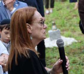 Leba Stern Sonneberg przemawia podczas uroczystości 80. Rocznicy Zagłady w Mszanie Dolnej