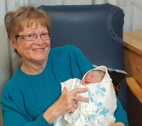 Szoszana Rosenberg with her granddaughter