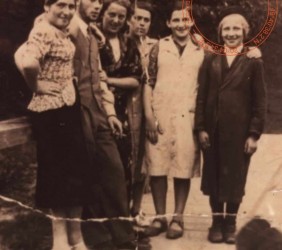 15. Zins family, Jewish bakers from the market: Rywa, Mindl and Nuftali Zins; photograph from the archive of Dora Appel n&eacute;e Zins.