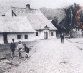 16. Town market in Mszana Dolna, the white building on the corner is the house and bakery of Zins and Gr&uuml;nberg family; photo from the archive of Anna Kadłubek 