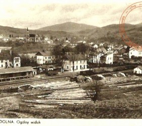 29. Railway station in Mszana Dolna, tree bales stored there. A large white building on the far right was the Public School attended both by Christian and Jewish children. Opposite it is a fragment of Streimers&rsquo; house. 