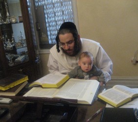 Elieazar Zobermann, Natan Dawid Holl&auml;nder&rsquo;s grandson, with a son. Source: Zobermann&rsquo;s family archive.