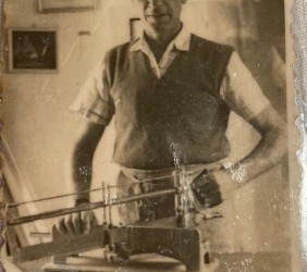Mosze Jered w swoim zakładzie szklarskim w Izraelu.  Fot. z archiwum córki, Ruth Wolf
