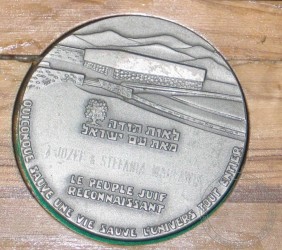 Medal Sprawiedliwych wśród Narodów Świata z wyrytymi nazwiskami Stefanii i Józefa Wacławików z Mszany Dolnej. Dziękujemy córce Sprawiedliwych, Zofii Kowalczyk, za udostępnienie