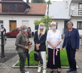 Z Panią Zofią Wacławik i jej bliskimi podczas uroczystości odsłonięcia tablicy przy Dębie Pamięci, 19.08.2020 r. Fot. Rachela Antosz-Rekucka