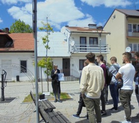 Z młodzieżą ZSTi w Mszanie Dolnej przy Dębie Pamięci, czerwiec 2021 r.  