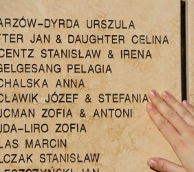 Nazwiska Stefanii i Józefa Wacławików na tablicy w Ogrodzie Sprawiedliwych w Yad Vaszem