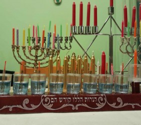 Przygotowania do Chanuki - komplet świecznik&oacute;w chanukowych w naszym domu 