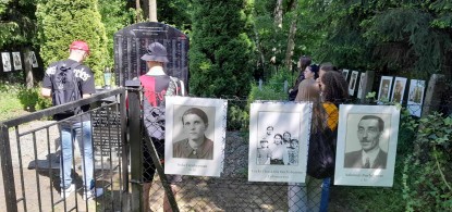 Z kolejną grupą młodzieży na miejscu zbiorowego mordu ludności żydowskiej na Pańskim 