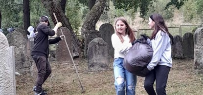 Clean-up work at the Jewish cemetery