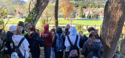 Podw&oacute;jne wydarzenia na cmentarzu żydowskim - jesienne oprowadzanie i porządkowanie 