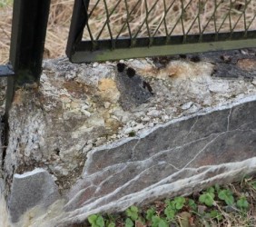 Podmur&oacute;wka ogrodzenia jest w opłakanym stanie. Koniecznie trzeba je  wyremontować!