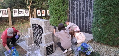 Young people cleaned up the site of the mass grave of the Holocaust victims