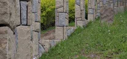 Postępuje remont ogrodzenia cmentarza żydowskiego w Mszanie Dolnej