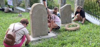 Tidying up the Jewish cemetery for European Heritage Days