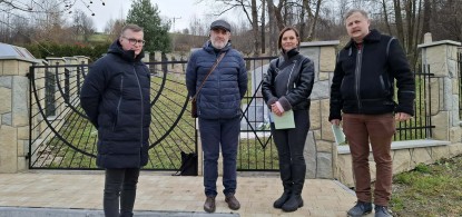 Wizyta przedstawicieli Rady Powiatu Limanowskiego na cmentarzu żydowskim w Mszanie Dolnej 