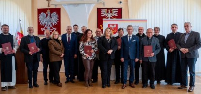 Dofinansowanie od Powiatu Limanowskiego na renowację macew na cmentarzu żydowskim w Mszanie Dolnej 