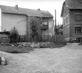 Ta kupka gruz&oacute;w to jedyna pozostałość synagogi w naszym mieście 