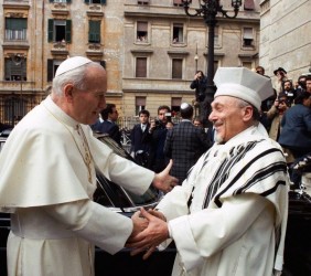 Powitanie Jana Pawła II i rabina Rzymu Eliego Toaffego  przed rzymską Synagogą Większą, 40 lat temu