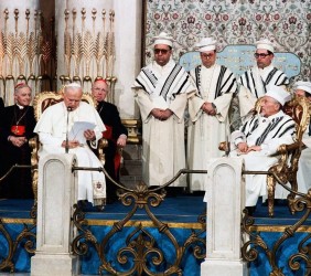 Papież z biskupami podczas historycznego spotkania z rabinem Elio Toaffem i przedstawicielami społeczności żydowskiej 